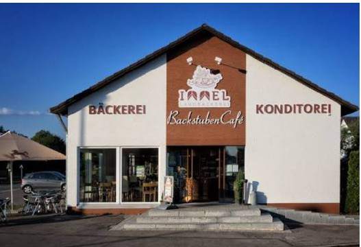 Backstuben-Café Lagerlechfeld, Außenansicht mit BÄCKEREI und KONDITOREI Schriftzug