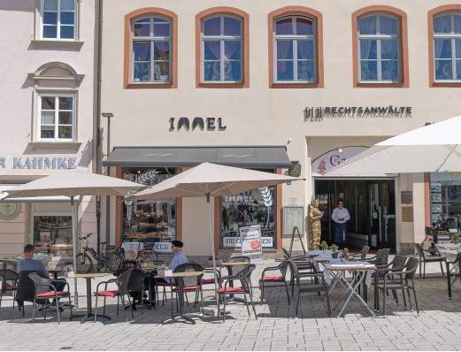 Café am Hauptplatz Landsberg, historische Fassade mit Außenbestuhlung