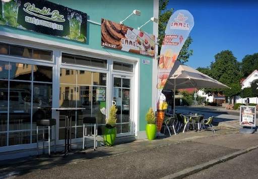 Maibaum-Café Untermeitingen, Ladenfront mit Eis-Werbung und Sitzplätzen