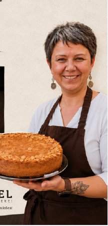 Stephanie Haefele, Konditorin, mit selbstgebackenem Kuchen