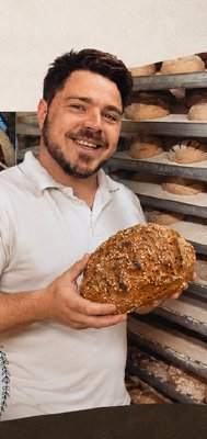 Wolfgang Immel, Geschäftsführer und Bäcker, mit frisch gebackenem Brot